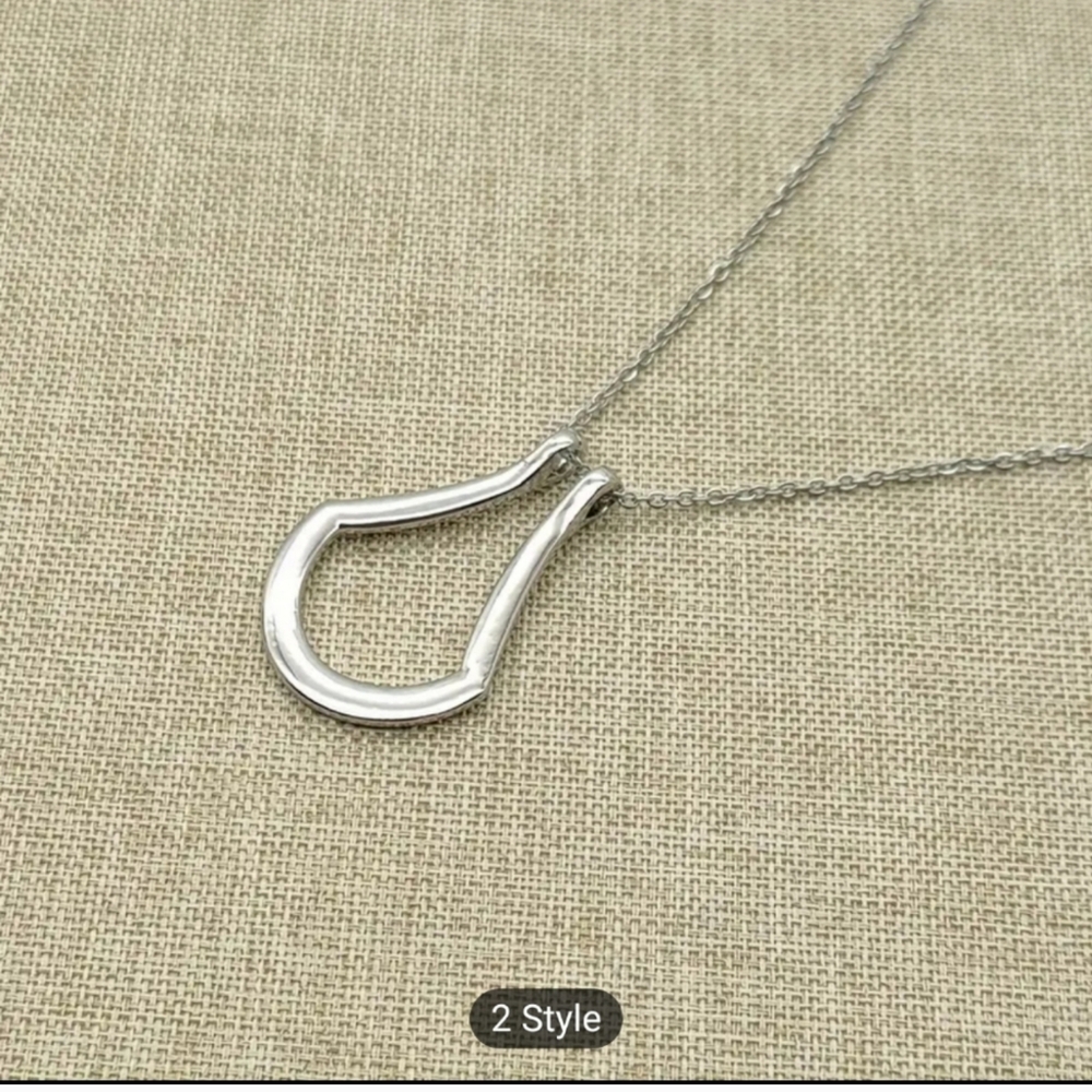 🩶🩶NEW🩶🩶 ELEGANT!! U Shaped Minimalistic Pendant Necklace in SILVER